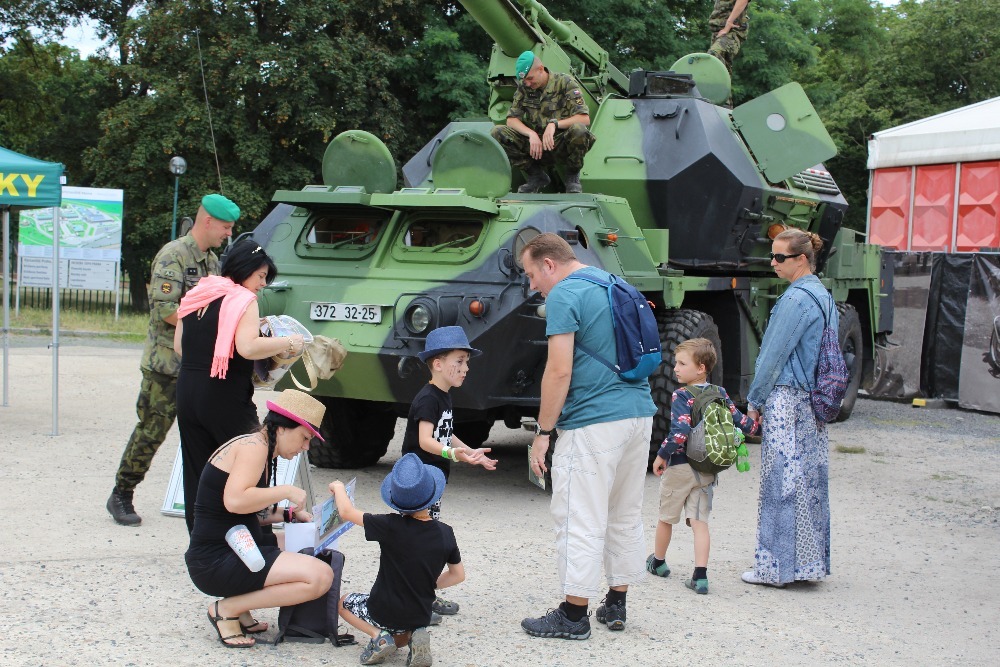 Zájemci si mohli prohlédnout samohybnou kanónovou houfnici DANA