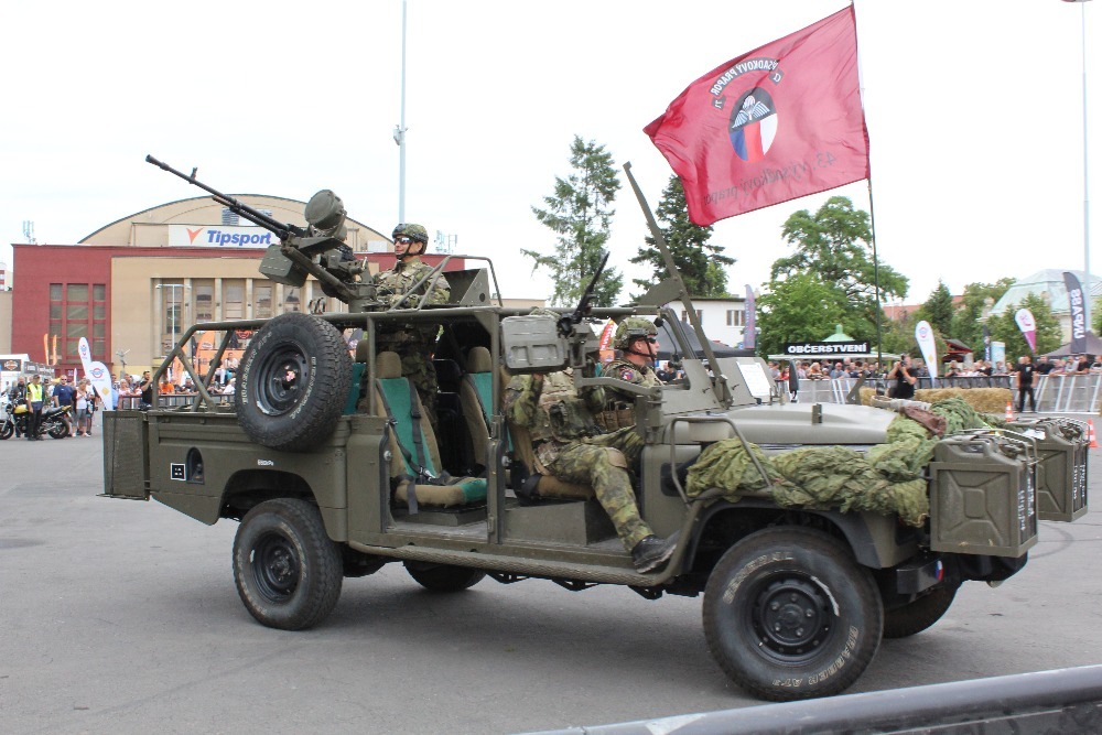 Během dynamické ukázky předvedli vojáci 43. výsadkového praporu lehké bojové vozidlo Kajman