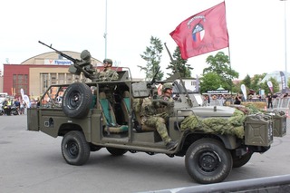 Během dynamické ukázky předvedli vojáci 43. výsadkového praporu lehké bojové vozidlo Kajman