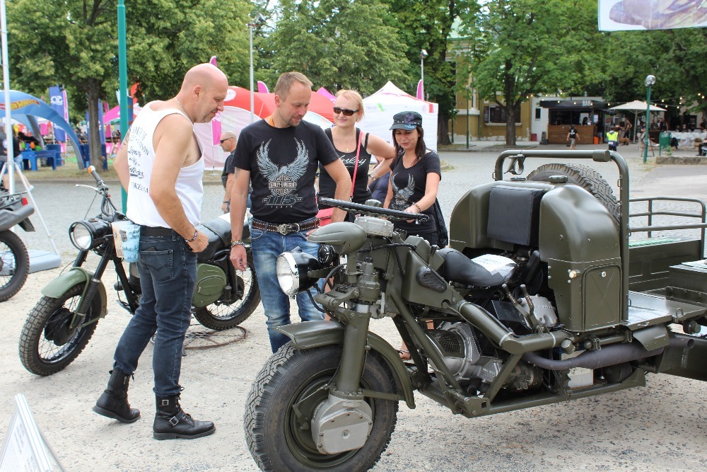 Historická technika byla zastoupena italským vojenským horským speciálem Motoguzzi (1963)