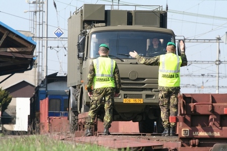 Vojáci trénovali nakládání bojové techniky na železniční vagóny
