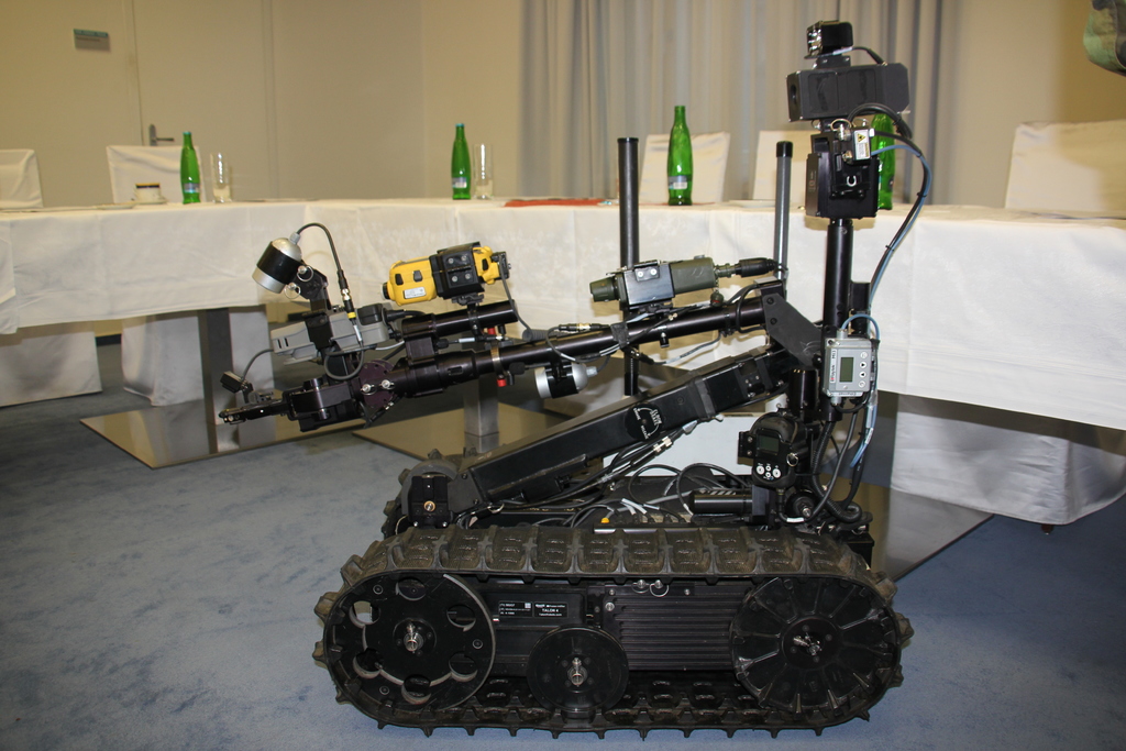Dálkově ovládaný robot Talon s měřícími přístroji používanými v CBRN prostředí