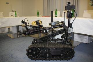 Dálkově ovládaný robot Talon s měřícími přístroji používanými v CBRN prostředí