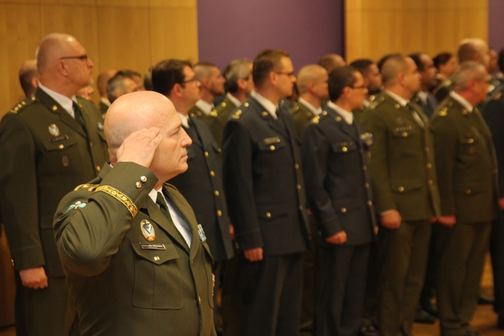 Brigádní generál Petr Procházka zdraví účastníky slavnostního nástupu v Domě armády Praha při příležitosti zahájení činnosti Velitelství pro operace