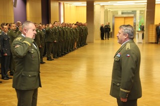 Velitel Velitelství pro operace generál Josef Kopecký podává hlášení generálu Aleši Opatovi