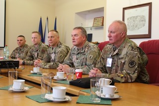 Zástupci duchovní služby NNG v čele s hlavním kaplanem generálem Kennethem E. Brandtem.