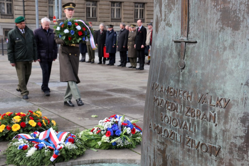Před budovou Generálního štábu AČR v pražských Dejvicích se uskutečnila pietní vzpomínka k 75. výročí bitvy u Jasla a 77. výročí bitvy u Sokolova.