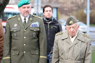 Pietní vzpomínky se zúčastnil generálmajor Josef Kopecký, velitel Velitelství pro operace a generálmajor Miloslav Mastopust (vpravo). Ten v roce 1944 vstoupil do Čs. armádního sboru, kde se stal velitelem čety samopalníků. Po zranění a zotavení byl přiřazen k pátému dělostřeleckému pluku, s nímž se účastnil osvobozování Slovenska ve funkci velitele zásobovací baterie.