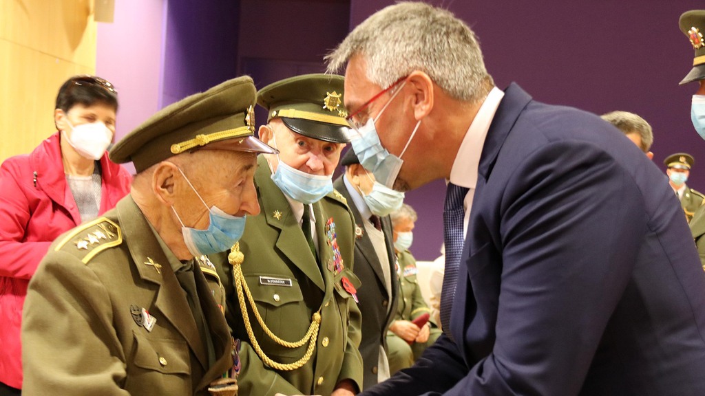 Minister of Defence awarded commemorative badges to WWII heroes
