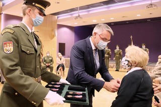 Minister of Defence recognised almost twenty World War II heroes.