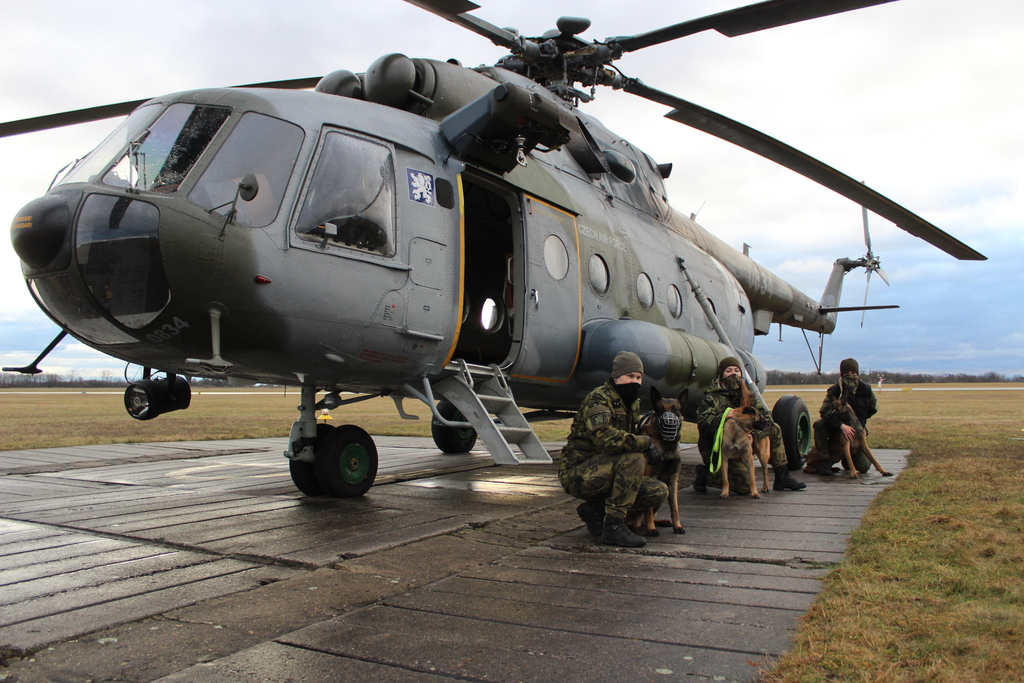 Tři nováčci a jejich svěřenci u vrtulníku Mi-17