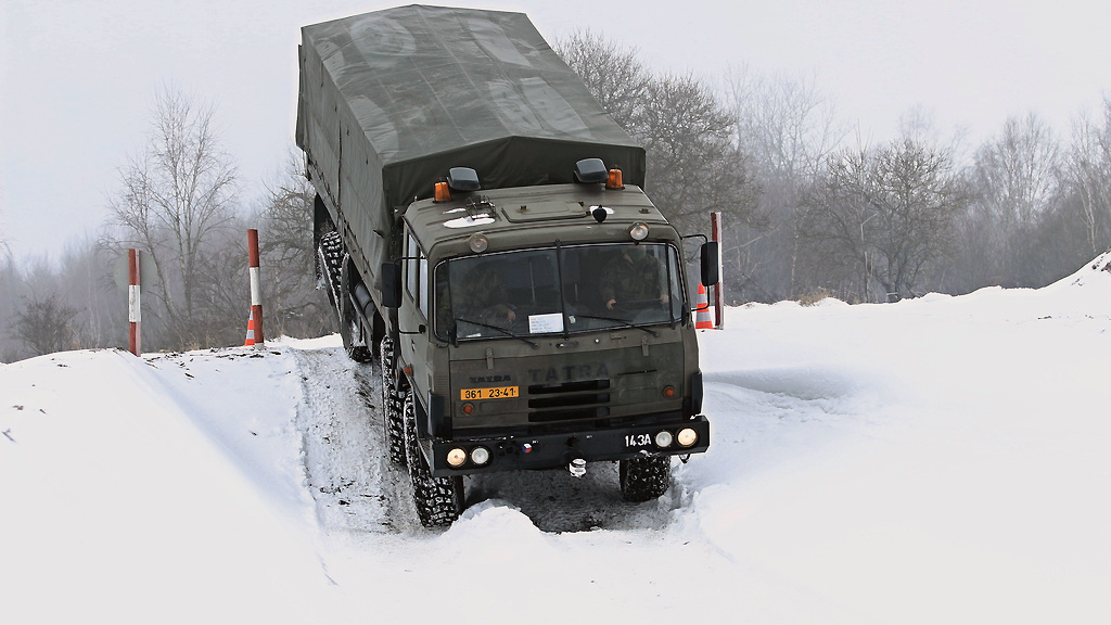 Jako na horské dráze. Armádní řidiči trénovali s tatrovkami i 30° náklon