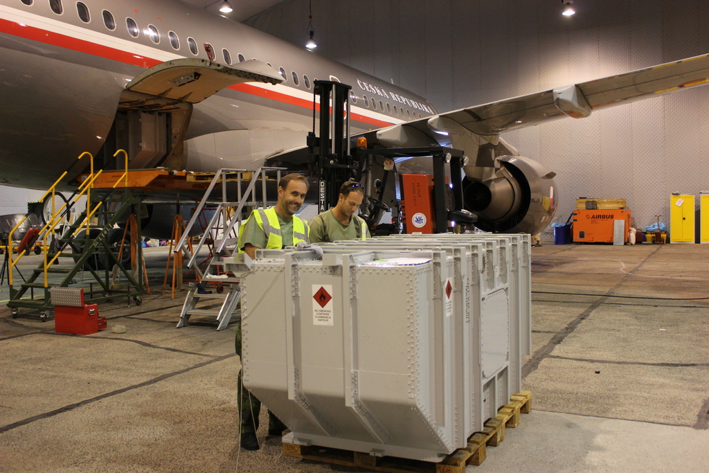 Práce na přídavné nádrži letounu Airbus A-319 CJ