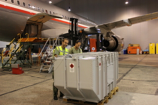 Práce na přídavné nádrži letounu Airbus A-319 CJ
