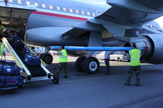 Nakládka sportovního materiálu do letounu Airbus A-319 CJ