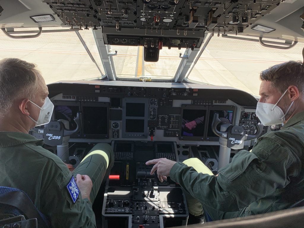 Novinky v kokpitu letounu veliteli kbelské základny plukovníku Martinu Nezbedovi představil jeden z čerstvě přeškolených pilotů
