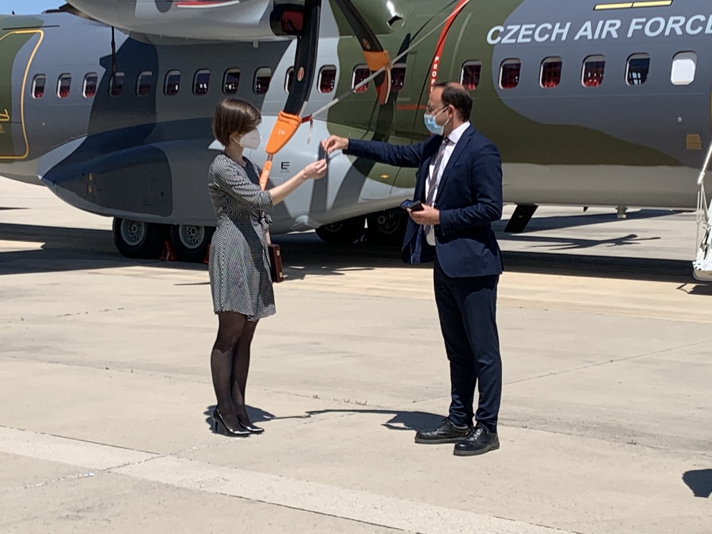 Symbolické klíčky od letounu převzala od španělské strany za sekci vyzbrojování a akvizic Barbora Stoklasová