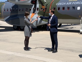 Symbolické klíčky od letounu převzala od španělské strany za sekci vyzbrojování a akvizic Barbora Stoklasová