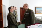 Generálporučík Jiří Baloun ocenil brigádního generála Štefana Kaletu.       