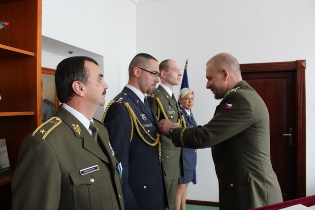 Generálporučík Jiří Baloun ocenil podplukovníka Lukáše Jelínka.