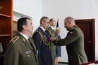 Generálporučík Jiří Baloun ocenil podplukovníka Lukáše Jelínka.
