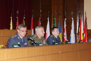 Zástupce náčelníka Generálního štábu - ředitel Společného operačního centra MO generálmajor Jiří Verner, vojenský představitel ČR při NATO a EU generálporučík František Malenínský a národní vojenský představitel ČR na Velitelství sil NATO v Evropě (SHAPE) v belgickém Monsu generálmajor Petr Mikulenka (zleva)