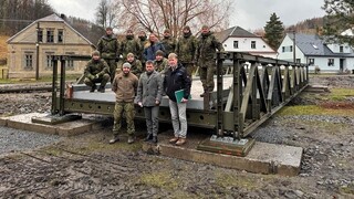 Ženisté pojmenovali povodňové mosty po slovanských bozích, tchýně Chors dostala lávku