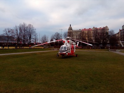 Armádní vrtulník s novorozenětem v ohrožení života přistál v centru Prahy
