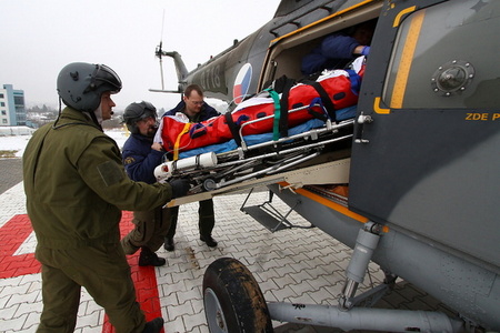 Letecká záchranná služba pomohla muži, který spadl ze stromu