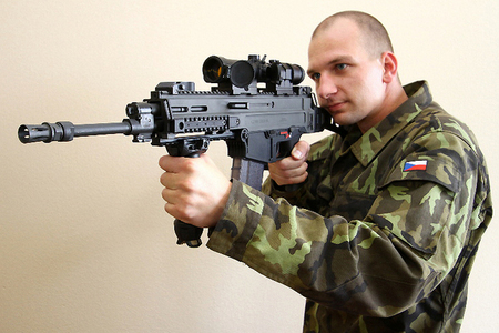 Vojáci dostanou k útočným puškám zadarmo teleskopické opěry 