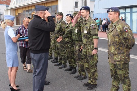 Kbelské profesionály ocenil velitel medailemi a pamětními odznaky