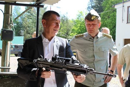 Dělostřelce navštívil 1. místopředseda vlády, slíbil víc peněz pro armádu