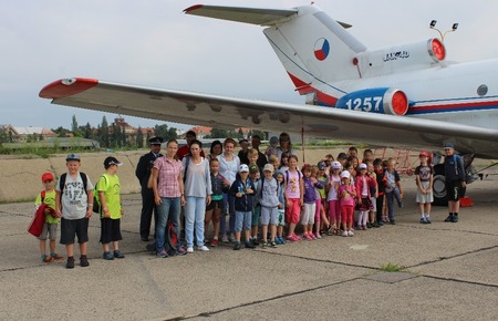 Pod křídlem letounu JAK-40