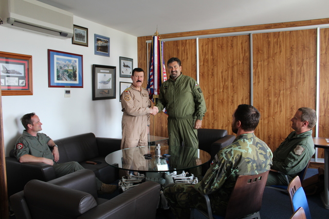 Setkání velitele 22. základny vrtulníkového letectva plk. P. Čepelky s gen. Aminem