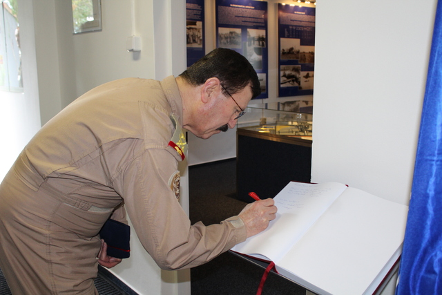 V Náměšti navštívil irácký velitel vzdušných sil stálou expozici zdejšího letiště a zapsal se do pamětní knihy