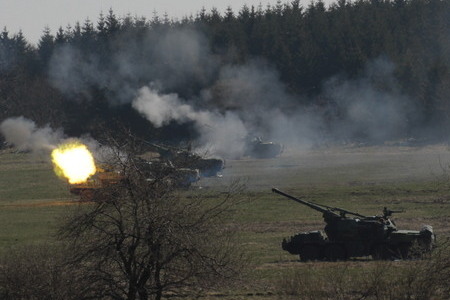 Doupovem zněly výstřely z děl a minometů