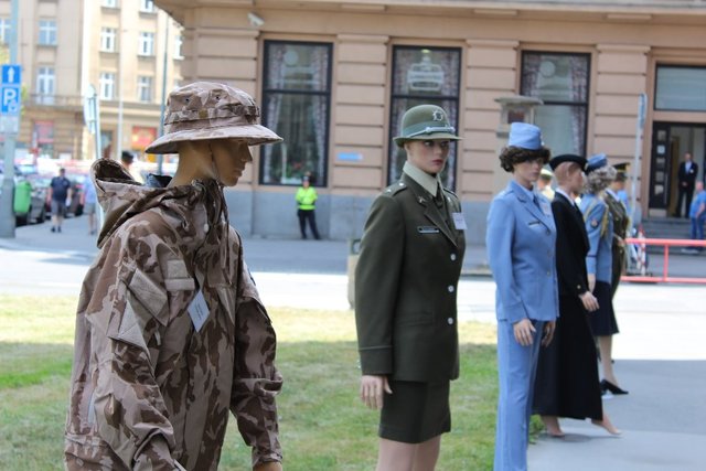 Součástí programu byla přehlídka historických i současných uniforem vojákyň
