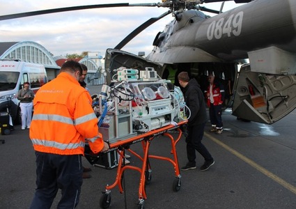 Armádní vrtulník poprvé přepravil i tým ECMO, pomohl při záchraně dítěte