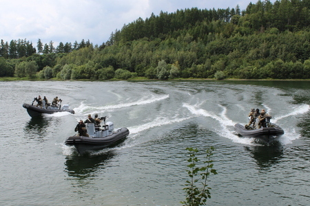 Speciální síly cvičily na Slezské Hartě říční operace
