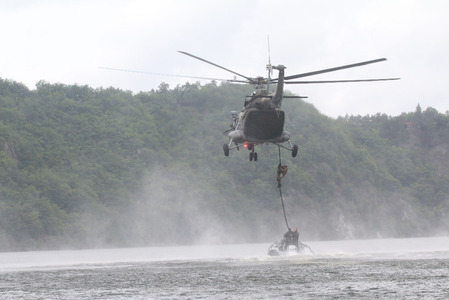 Příslušníci 601. skupiny speciálních sil provádí slanění z vrtulníku Mi-171š do člunu