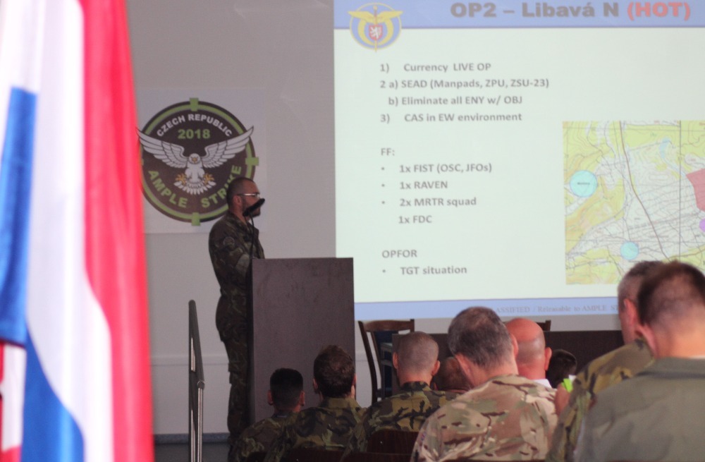 Konference se zúčastnili zástupci 13 zahraničních armád