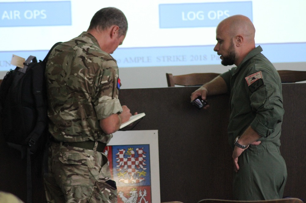 Za leteckou část zodpovídá Air Ops kpt. Václav Špaček