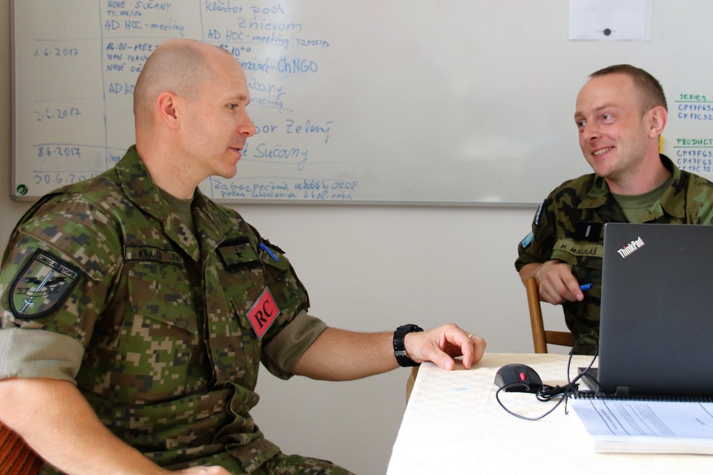 Řídící cvičení major Branislav Krajčík se specialistou PSYOPS v prostorech martinské posádky