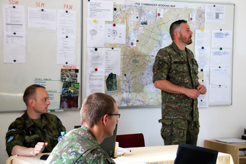 Briefing velitele taktického týmu před výjezdem na patrolu