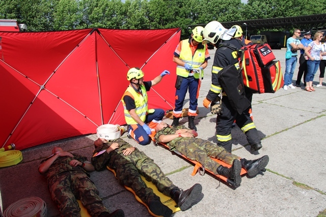 The first and pre-hospital treatment of the wounded