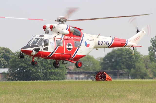 Pokládání vaku na zem je náročné na pilotáž vrtulníku