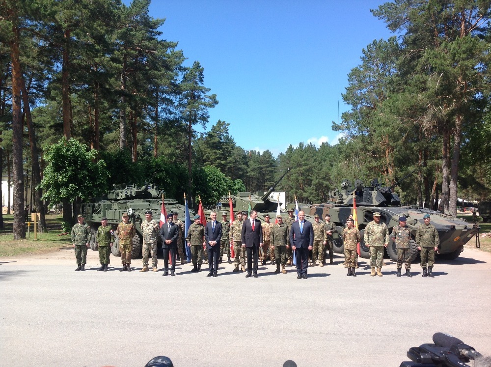 Účastníci inauguračního ceremoniálu k nasazení eFP BG na území Lotyšska