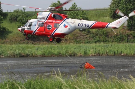 Na suché léto jsou kbelské posádky vrtulníků Sokol připraveny s bambi vakem
