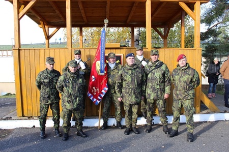 Praporu pěší roty aktivních záloh KVV Praha požehnal vojenský kaplan Petr Fiala