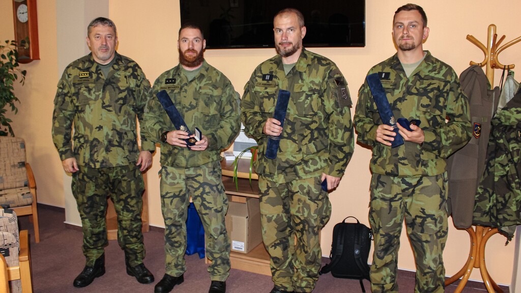 Nadporučík Radek Michalka, nadrotmistr Zbyněk Pokorný a rotmistr Martin Peterka obdrželi od armádního generála Aleše Opaty minci